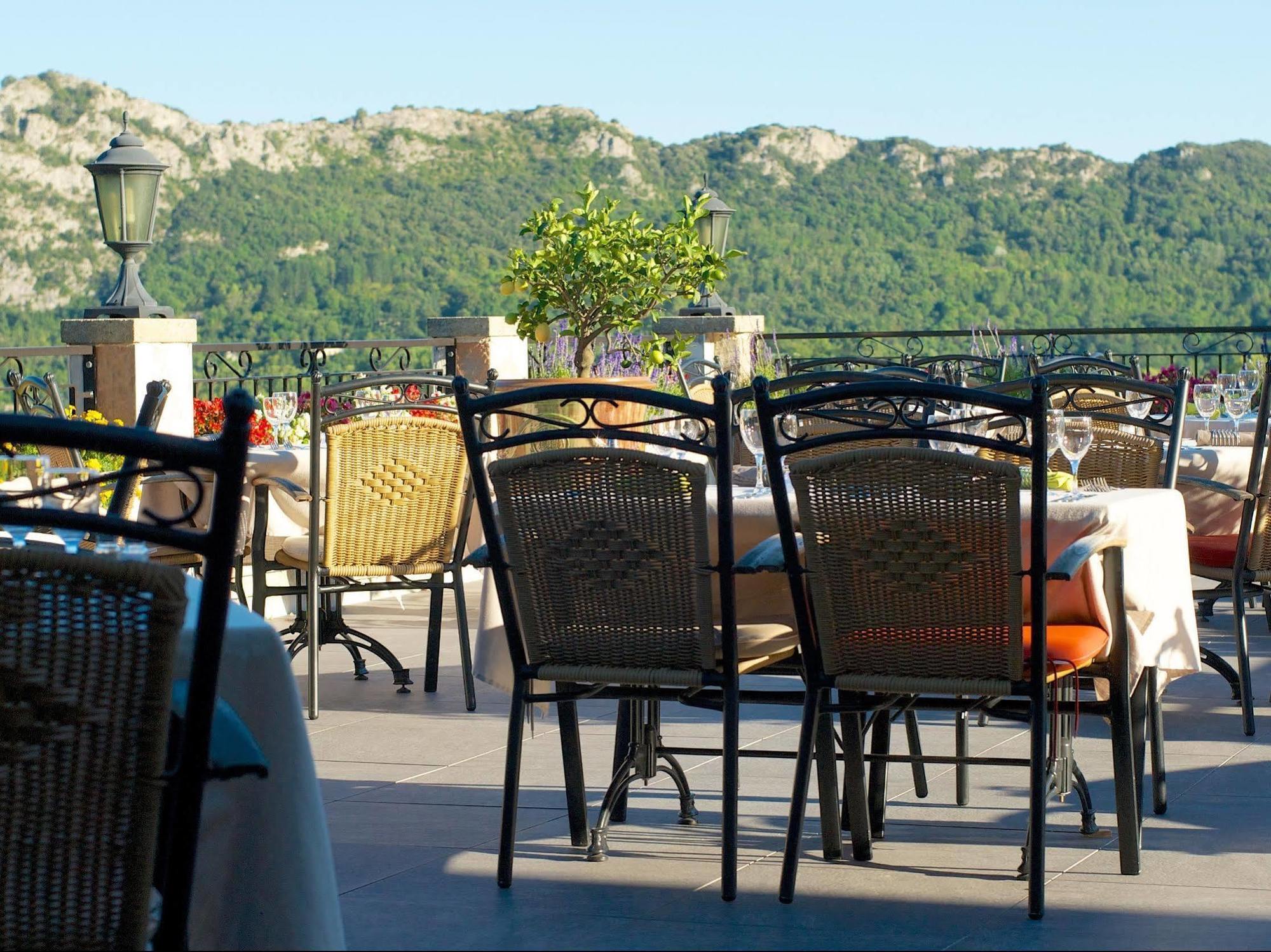 Logis Hotel Restaurant La Porte Des Cevennes Anduze Bagian luar foto